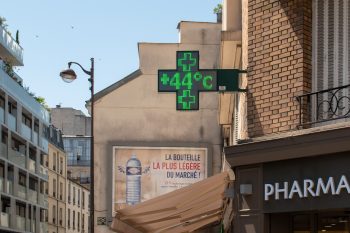 How are cities responding to the challenge of fossil-free cooling and rising heat?